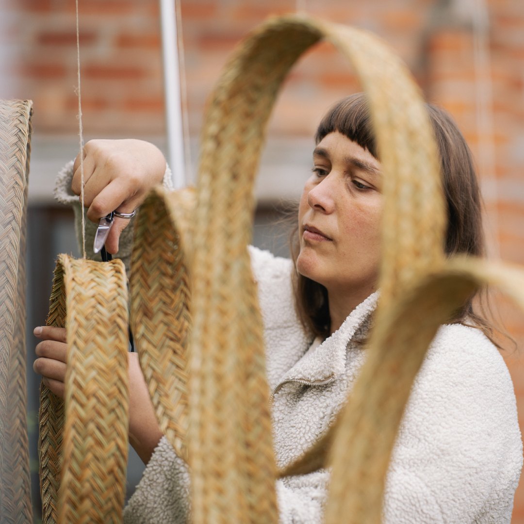 Aloma Lafontana working on a braided esparto piece