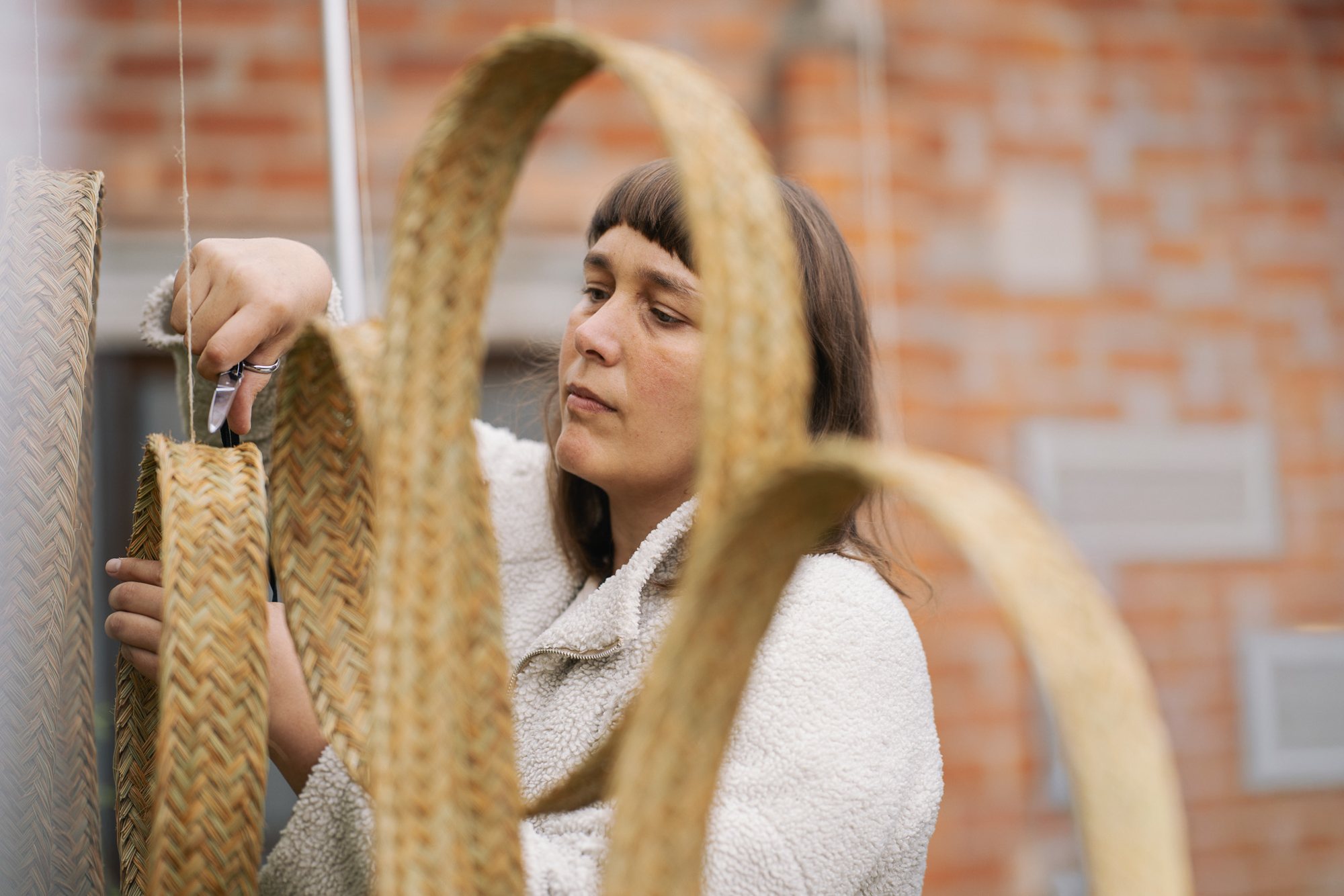 Aloma Lafontana working on a braided esparto piece