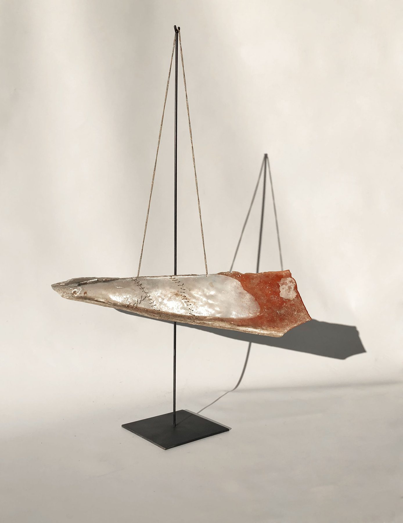 Nacre piece hanging from a chain, Mar intern